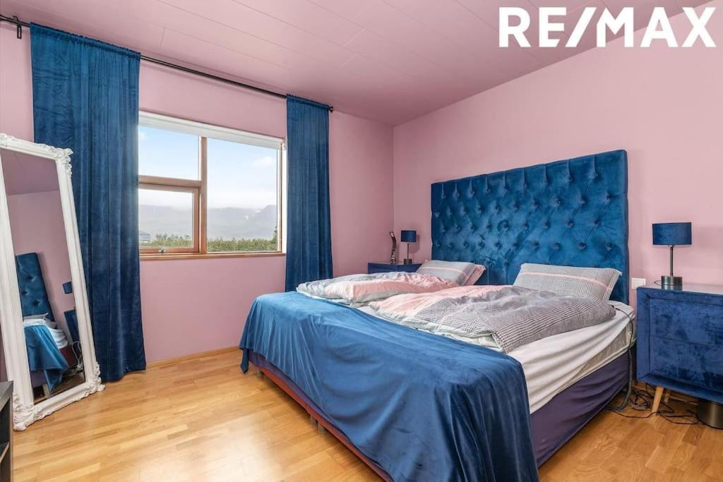Amazing With Hot Tub Near Reykjavik *